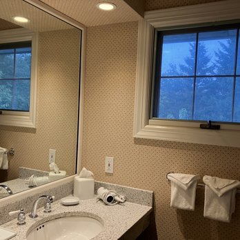 Stoweflake Mountain Resort & Spa - Bathroom window with mirror - Day Spas Near Me - Stowe, Vermont Stoweflake Mountain Resort & Spa - Bathroom window with mirror - Day Spas Near Me - Stowe, Vermont