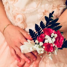 a bride holding a bouquet of flowers a bride holding a bouquet of flowers