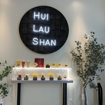 Hui Lau Shan - Plastic replicas of their drinks - Desserts Near Me - Carrollton, Texas