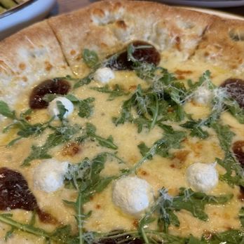 Centro Cali Brewing - Four Cheese & Figs pizza - Breweries Near Me - Bakersfield, California