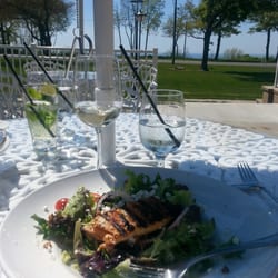 The LakeHouse Restaurant & Bar