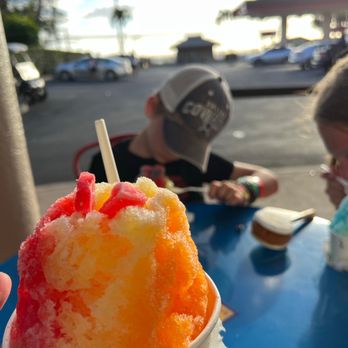 Da Kine Shave Ice - two children eating ice cream - Shaved Ice Near Me - Kihei, Hawaii