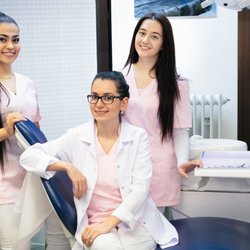 Dr. Batyr C. Kuliev - Team mit Zahnärztin Tülay Yildiz Arslanoglu in der Zahnarztpraxis Plärrerdent im Ärztehaus am Plärrer