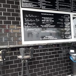 Black Box Burger - MENÜ und Special :Mai Burger:Frankfurter Bub mit Grüner Soße!Ausserdem gab es Pulled Beef mit Krautsalat