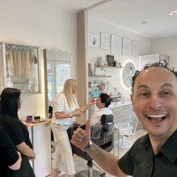 Pedro's Hairexpression & Beauty - Die Kosmetikerin, die Kollegen und der Chef bei der Arbeit