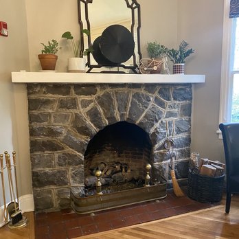 Princess Anne Hotel - Fireplace downstairs - Hotels Near Me - Asheville, North Carolina