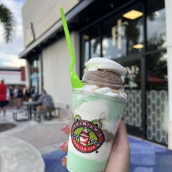Jeremiah's Italian Ice - Medium size gelati with vanilla ice cream and the scoop Froggy frog and cookies and cream flavors