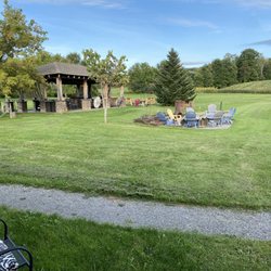 Meadowlark Inn - Backyard picnic area