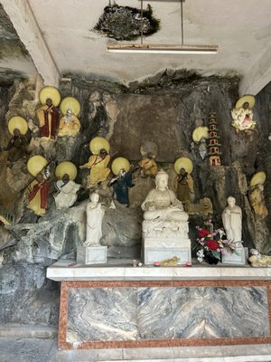 Sam Poh Tong Temple by null