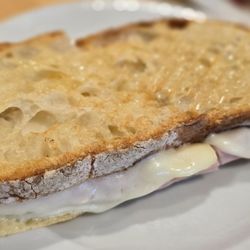 Casa Plátano Café & Restaurante - Grilled ham and cheese