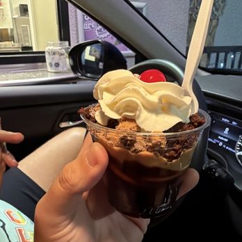 Topper's Creamery - Peanut butter fudge sundae - Ice Cream & Frozen Yogurt Near Me - Apopka, Florida