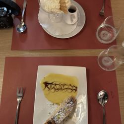Whymper-Stube - Vanilla ice cream with hot chocolate sauce (top) and apple strudel with vanilla sauce (bottom)