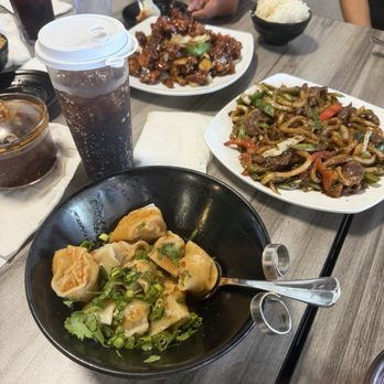 Bee Dumpling - Wonton soup with chili sauce, black beef pepper, kung Pao chicken - Chinese Near Me - Austin, Texas