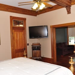 Laughlin House Bed and Breakfast - Gryphon Quarters bedroom