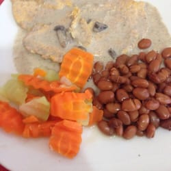 La Cita de la Luna - Pechuga de pollo en crema de champiñones servidos con verduras al vapor y frijolitos...