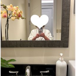 Here is the nice, clean prep room with robes and sandals to change into for your luxury massage. Here is the nice, clean prep room with robes and sandals to change into for your luxury massage.