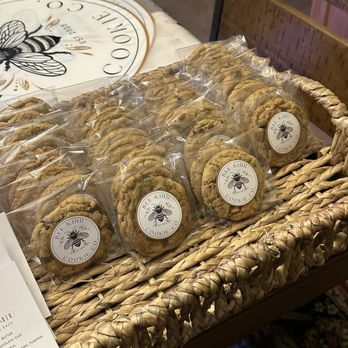Bee Kind Cookie - Mimi's Chocolate Chip Cookies - Desserts Near Me Bee Kind Cookie - Mimi's Chocolate Chip Cookies - Desserts Near Me