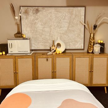 Dcompress Downtown - This reimagined treatment room blends neutral tones with desert-inspired serenity, creating the perfect space for relaxation and renewal. - Skin Care Near Me - San Diego, California Dcompress Downtown - This reimagined treatment room blends neutral tones with desert-inspired serenity, creating the perfect space for relaxation and renewal. - Skin Care Near Me - San Diego, California
