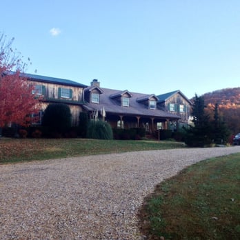 Fox Hill Bed & Breakfast Suites - Drive way and front of the house. - Bed & Breakfast Near Me - Fairfield, Virginia Fox Hill Bed & Breakfast Suites - Drive way and front of the house. - Bed & Breakfast Near Me - Fairfield, Virginia