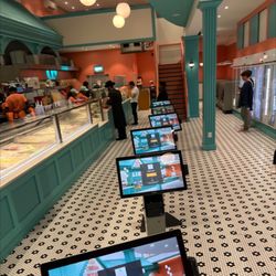The Ice Cream House - Hardly a wait with all of the kiosk