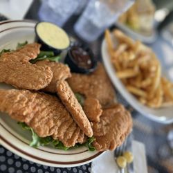 Bannings Restaurant & Pie House - Chicken strips and fries