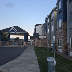 Microtel Inn & Suites by Wyndham Klamath Falls - Side view of main enterance
