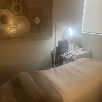 Aesthera MedSpa - Cozy comfy room ready for Hydrafacial by Lexi - Medical Spas Near Me - Pismo Beach, California Aesthera MedSpa - Cozy comfy room ready for Hydrafacial by Lexi - Medical Spas Near Me - Pismo Beach, California