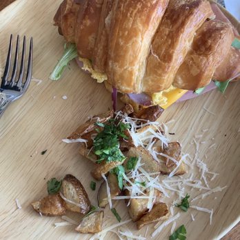 Nonoy’s Cafe - Croissant mañanero - Bakeries Near Me - Ensenada, BCN