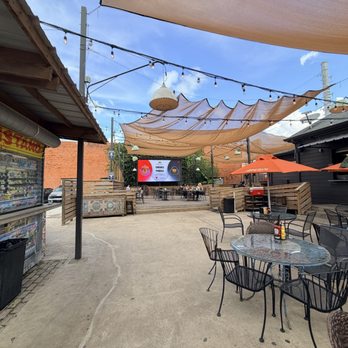 Leeland House - Back patio - Breakfast & Brunch Near Me - Houston, Texas