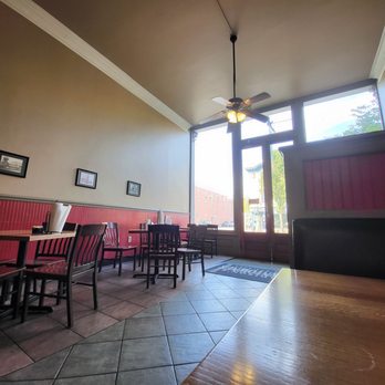 The Downtowner - a dining room with a ceiling fan - Sandwiches Near Me - Madison, Indiana