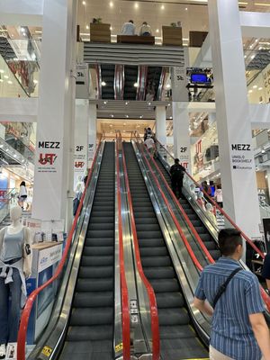 UNIQLO 5th Avenue by null