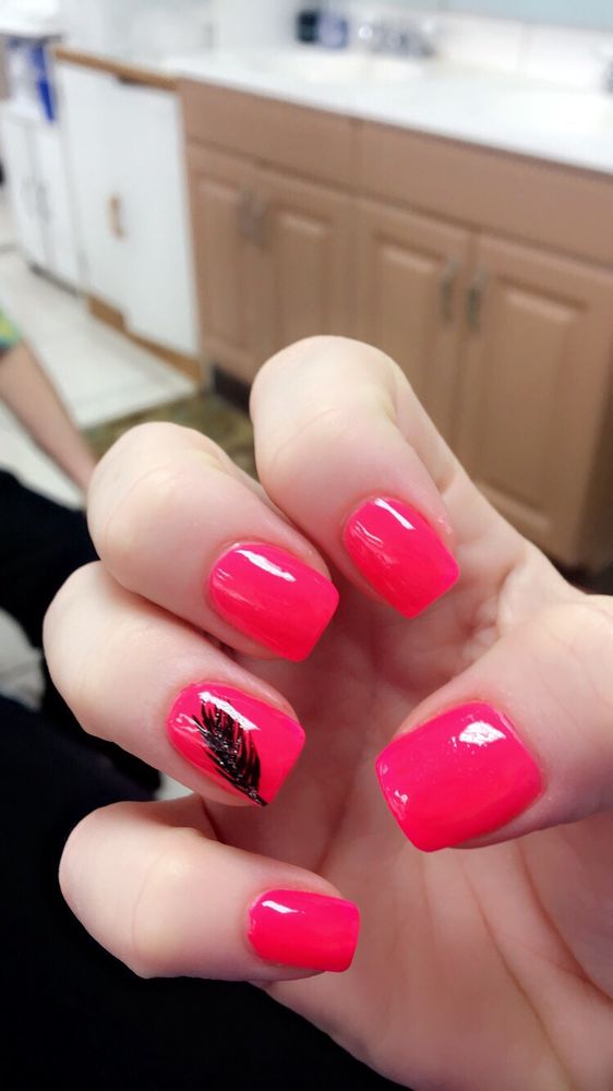 Trendy Nail and Spa Logo