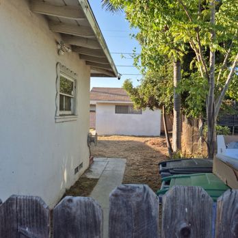 Dantastic Services - Side of yard after miracle work. - Landscaping Near Me - Long Beach, California Dantastic Services - Side of yard after miracle work. - Landscaping Near Me - Long Beach, California