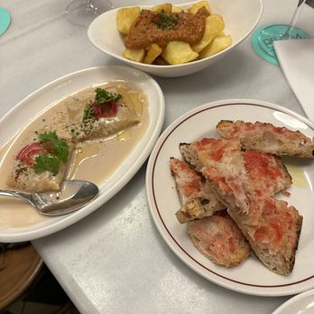 Betlem - Crab Ravioli; tomato bread; potatoes; pork ribs. - Gastropubs Near Me - Barcelona, B