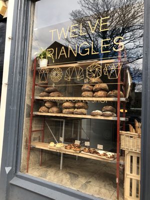 Twelve Triangles. by null