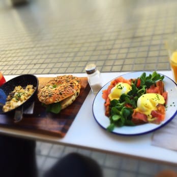 Brunch & Cake - Sitting on the benches outside eating this AMAZING brunch - Breakfast & Brunch Near Me - Barcelona, B Brunch & Cake - Sitting on the benches outside eating this AMAZING brunch - Breakfast & Brunch Near Me - Barcelona, B