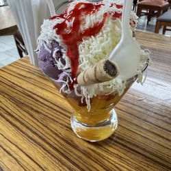 Bogati Helados Con Queso - Magica sundae was delicious! Queso fresco is amazing with ice cream!