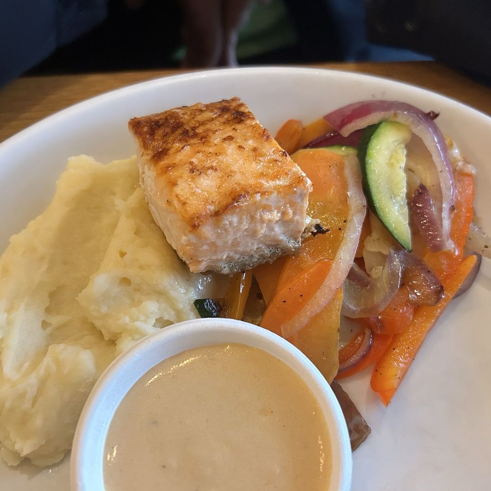 Cochon Dingue - Salmon kids meal - Canadian (New) Near Me - Lévis, Quebec Cochon Dingue - Salmon kids meal - Canadian (New) Near Me - Lévis, Quebec