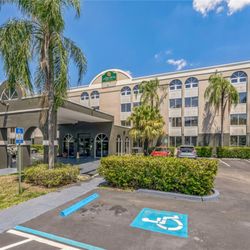 La Quinta by Wyndham Miami Lakes - Exterior