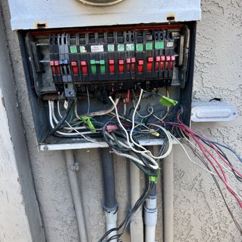 Castillo’s Electric - Old panel - Electricians Near Me Castillo’s Electric - Old panel - Electricians Near Me