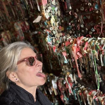 Elliott's Oyster House - Me and the gum wall. Had to throw this in there. This is what happens after you eat oysters. - Seafood Near Me - Seattle, Washington Elliott's Oyster House - Me and the gum wall. Had to throw this in there. This is what happens after you eat oysters. - Seafood Near Me - Seattle, Washington