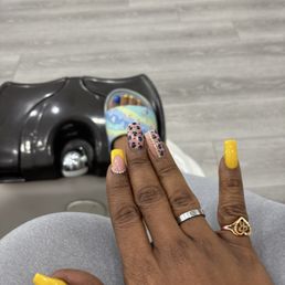 First time being in the Hollywood nail salon. Pam & her team did a great job on my nails.
