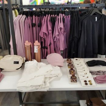 Lululemon - Women's Clothing Near Me - Chicago, Illinois