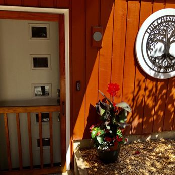 Cheshire Inn - Entry - Pet Boarding Near Me - Sammamish, Washington Cheshire Inn - Entry - Pet Boarding Near Me - Sammamish, Washington