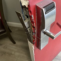 Econo Lodge - Room 103 and three (3) other rooms on 1st floor had similar door 'issues.'