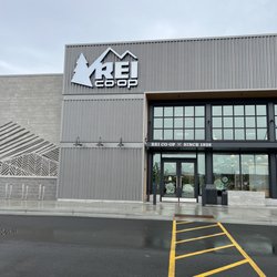 REI