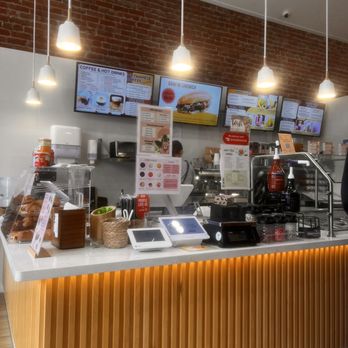 Auzzy The Bear - Bar area - Ice Cream & Frozen Yogurt Near Me - Los Gatos, California