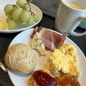 Moxy Munich Ostbahnhof - Breakfast - Hotels Near Me - Munich, BY