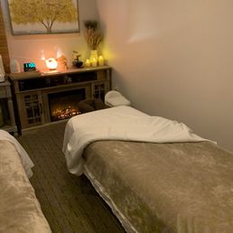 Massage bed in a doubles room.