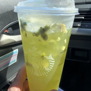 Starbucks - Kiwi refresher - Coffee & Tea Near Me - Chicago, Illinois